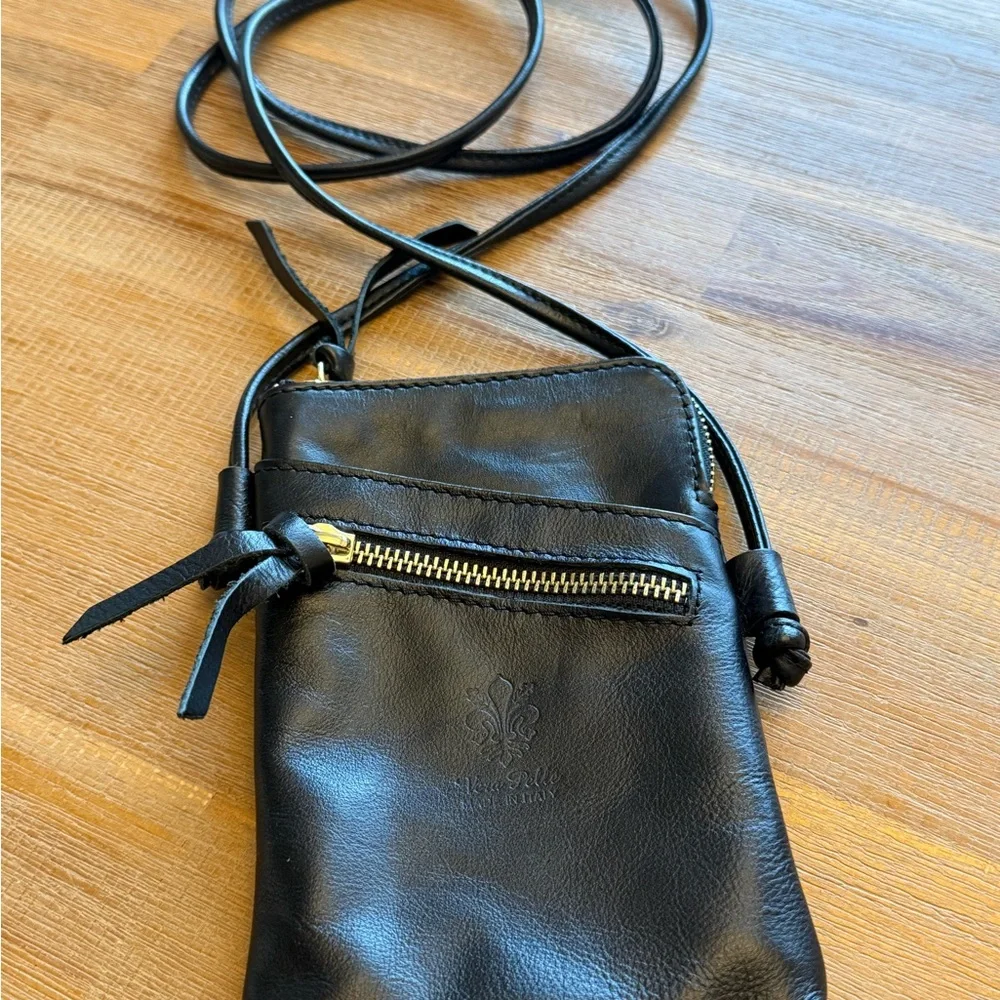 Black Leather Crossbody Bag with Gold Accents by Vera Pelle Like New - Picture 2 of 9